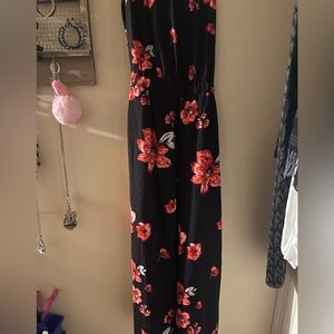 Like new 1 piece out fit sleeveless with pants attached size large